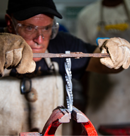 Do Ferro Velho à Forjaria: Escola de Ofícios Tradicionais de Mariana realiza primeiro curso de férias